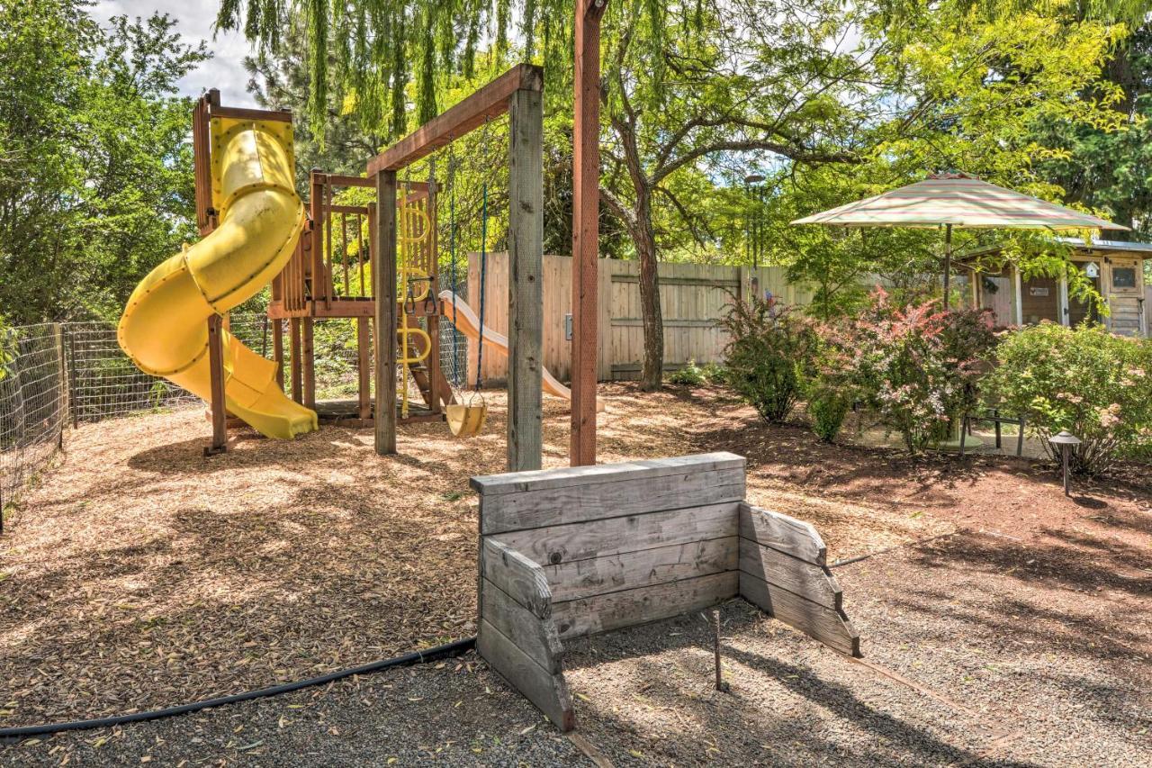 Central Medford Family Retreat With Large Yard! Exterior photo